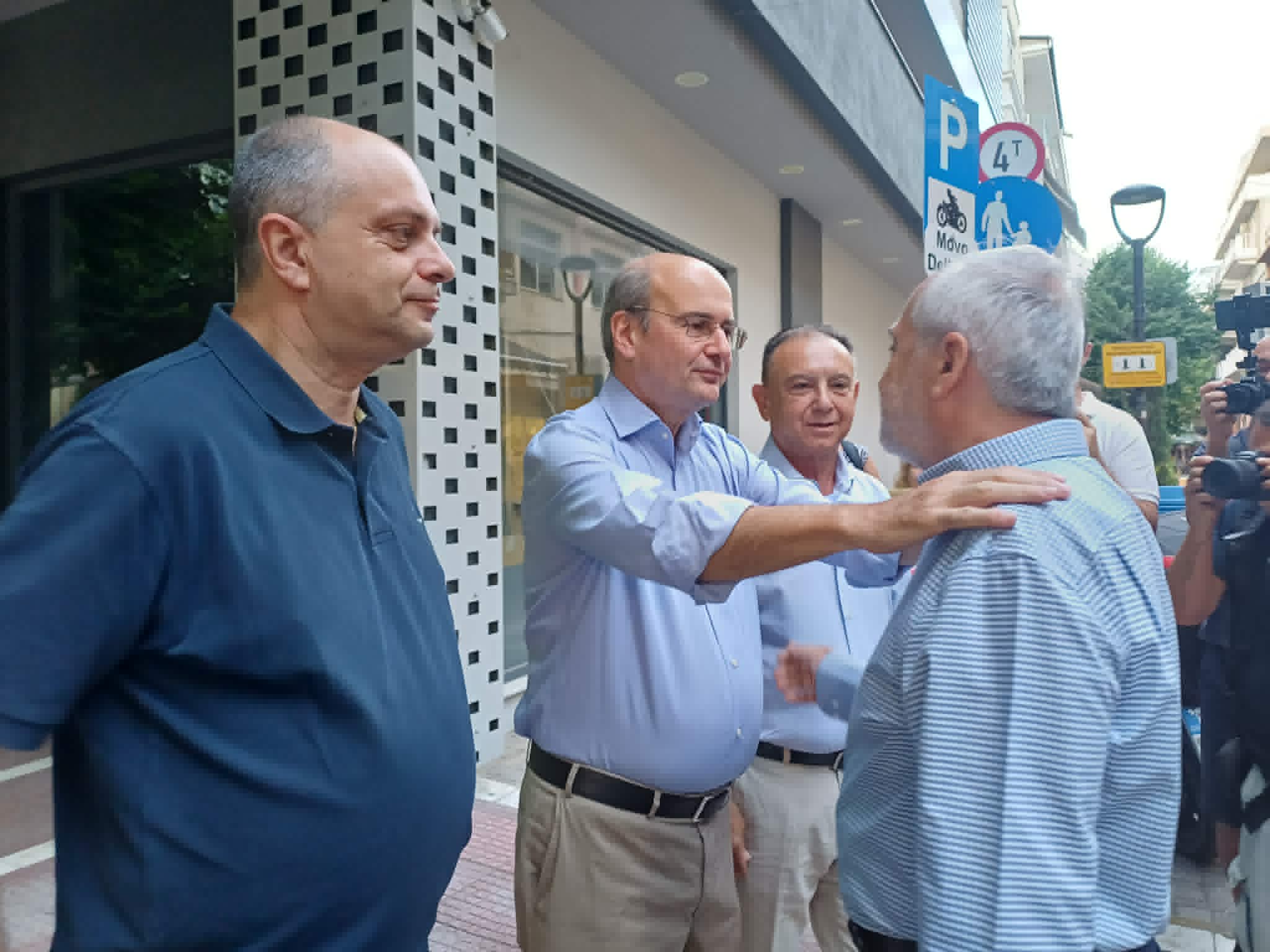 Κ. Χατζηδάκης από τη Λάρισα: Εκλογές την άνοιξη του 2027- βόλτα στο εμπορικό κέντρο της πόλης (ΦΩΤΟ)