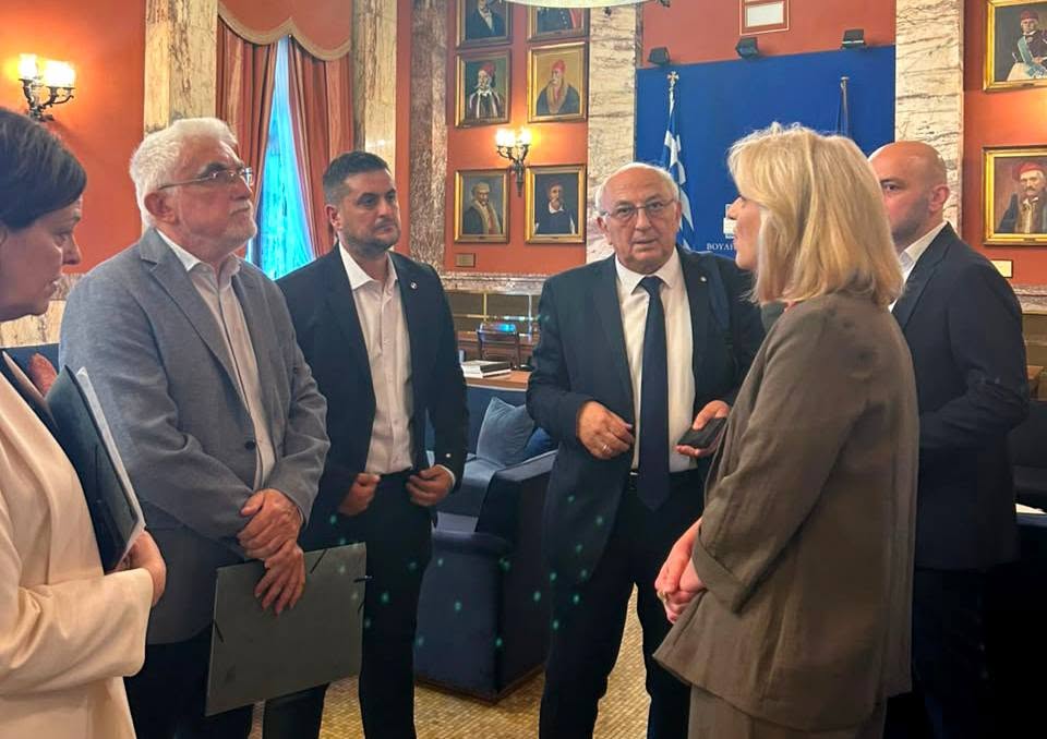 Ορκίστηκε βουλευτής του ΣΥΡΙΖΑ ο Γιάννης Καριπίδης (ΦΩΤΟ)- συνάντηση στη συνέχεια με Ρένα Δούρου (ΦΩΤΟ)
