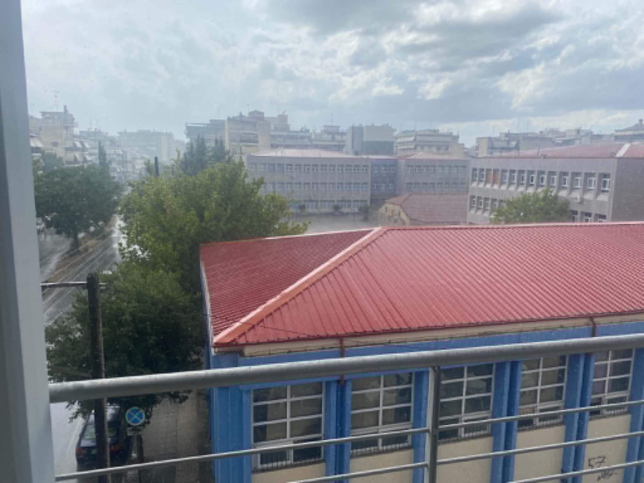 Έντονη βροχόπτωση και δυνατός αέρας το απόγευμα στη Λάρισα (ΦΩΤΟ+video)