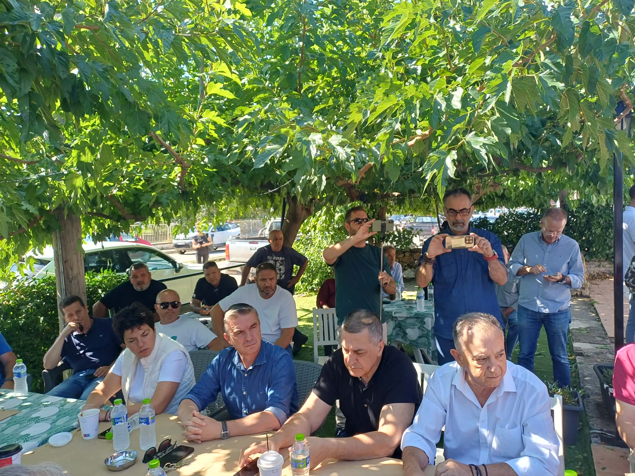 Σύσκεψη στα Πλατανούλια Τυρνάβου μετά το καταστροφικό χαλάζι (ΦΩΤΟ)