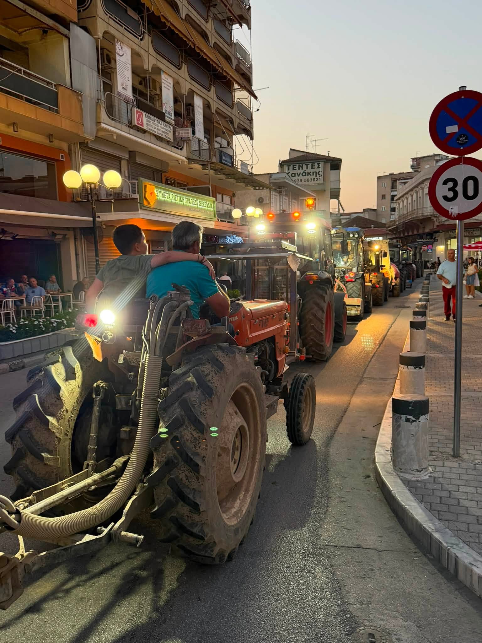 Συλλαλητήριο αγροτών στον Τύρναβο με τρακτερ για δίκαιες αποζημιώσεις (ΦΩΤΟ)