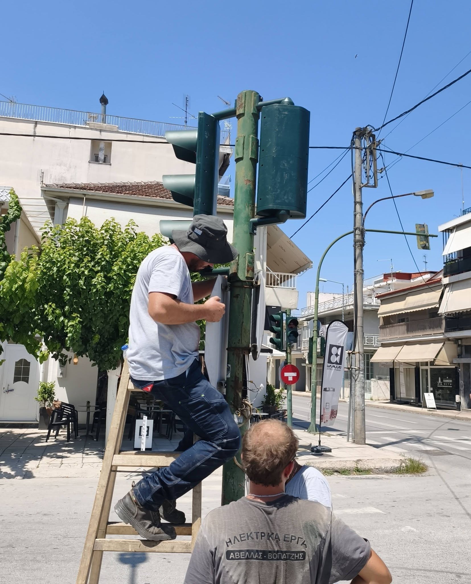 Δήμος Λαρισαίων: Αναβάθμιση και εκ νέου ρύθμιση των φωτεινών σηματοδοτών στη συμβολή Ιωαννίνων και Αγίας Τριάδος