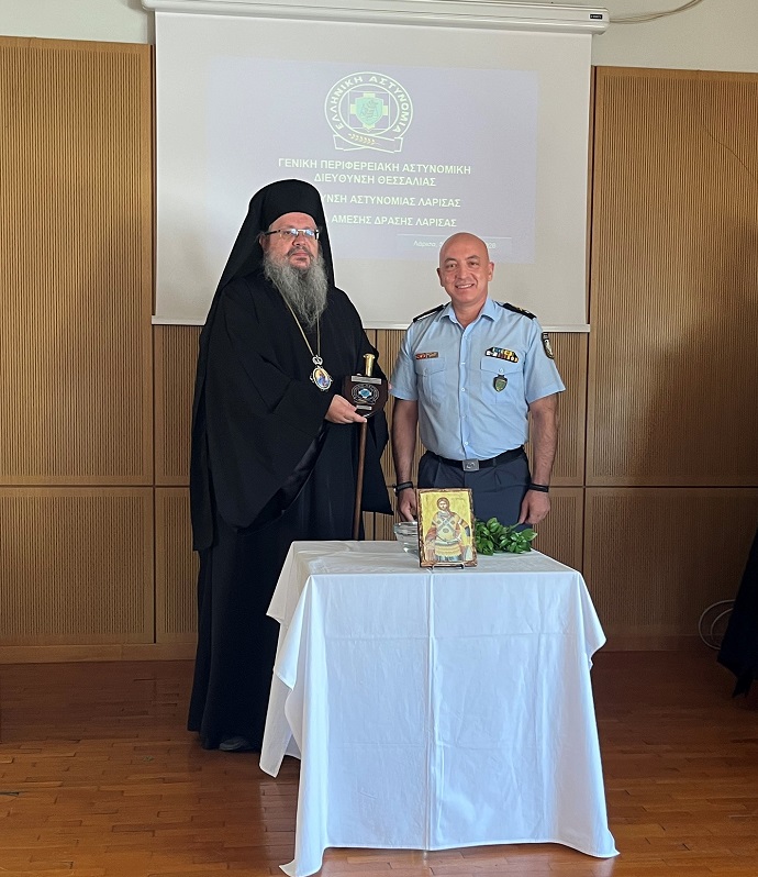 Δωρεά (40) κρανών μοτοσικλέτας από την Ιερά Μητρόπολη Λαρίσης και Τυρνάβου προς το Τμήμα Άμεσης Δράσης Λάρισας