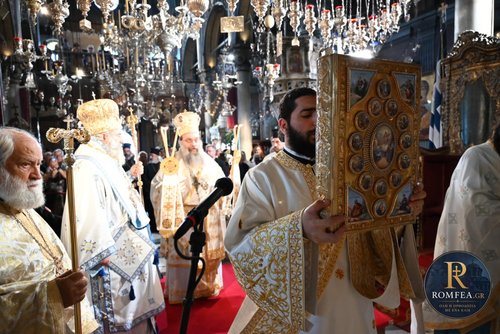 Χιλιάδες πιστοί για τον εορτασμό της Κοιμήσεως της Θεοτόκου στην Τήνο