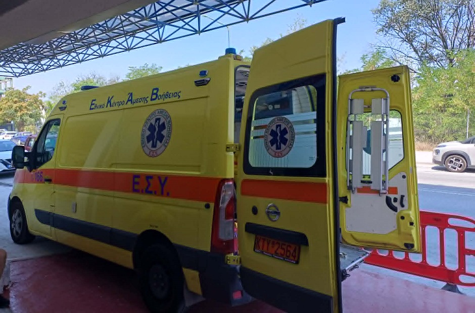 «Σφηνώνουν» ασθενοφόρα στα ανακαινισμένα Επείγοντα του ΓΝΛ!
