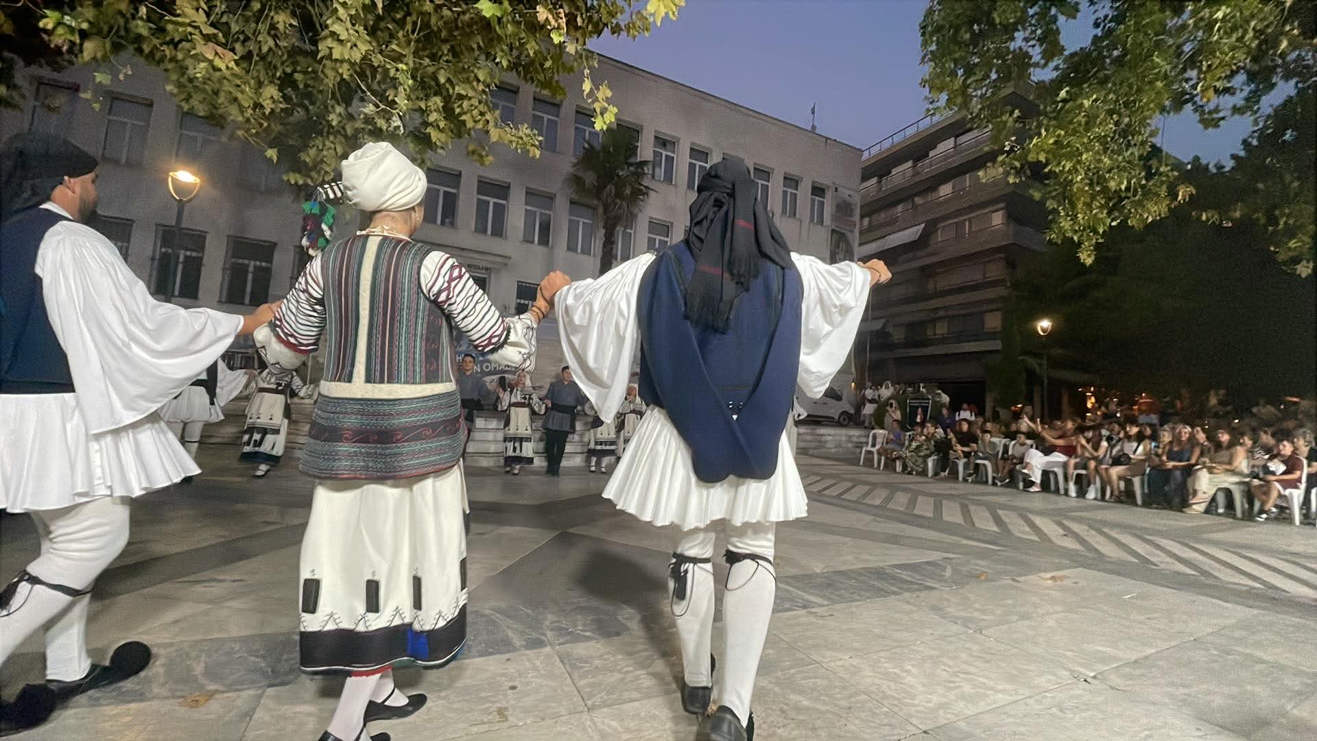 Με χορό και μουσική πλημμύρισε η πλατεία Ταχυδρομείου στη Λάρισα (ΦΩΤΟ)