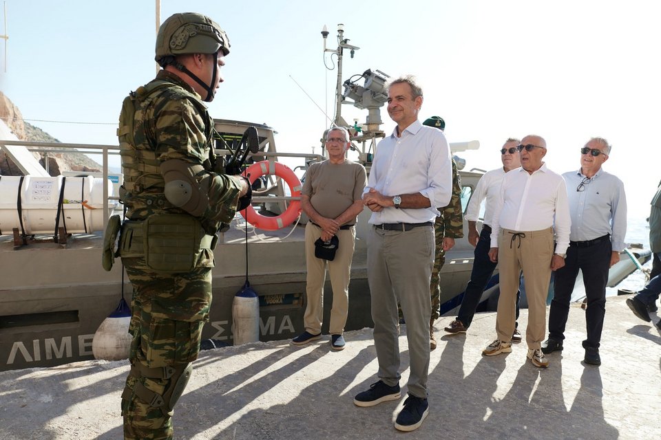 Στις μικρονήσους Ρω και Στογγυλή ο Κυριάκος Μητσοτάκης: Επισκέφθηκε φυλάκια και κατέθεσε στεφάνι