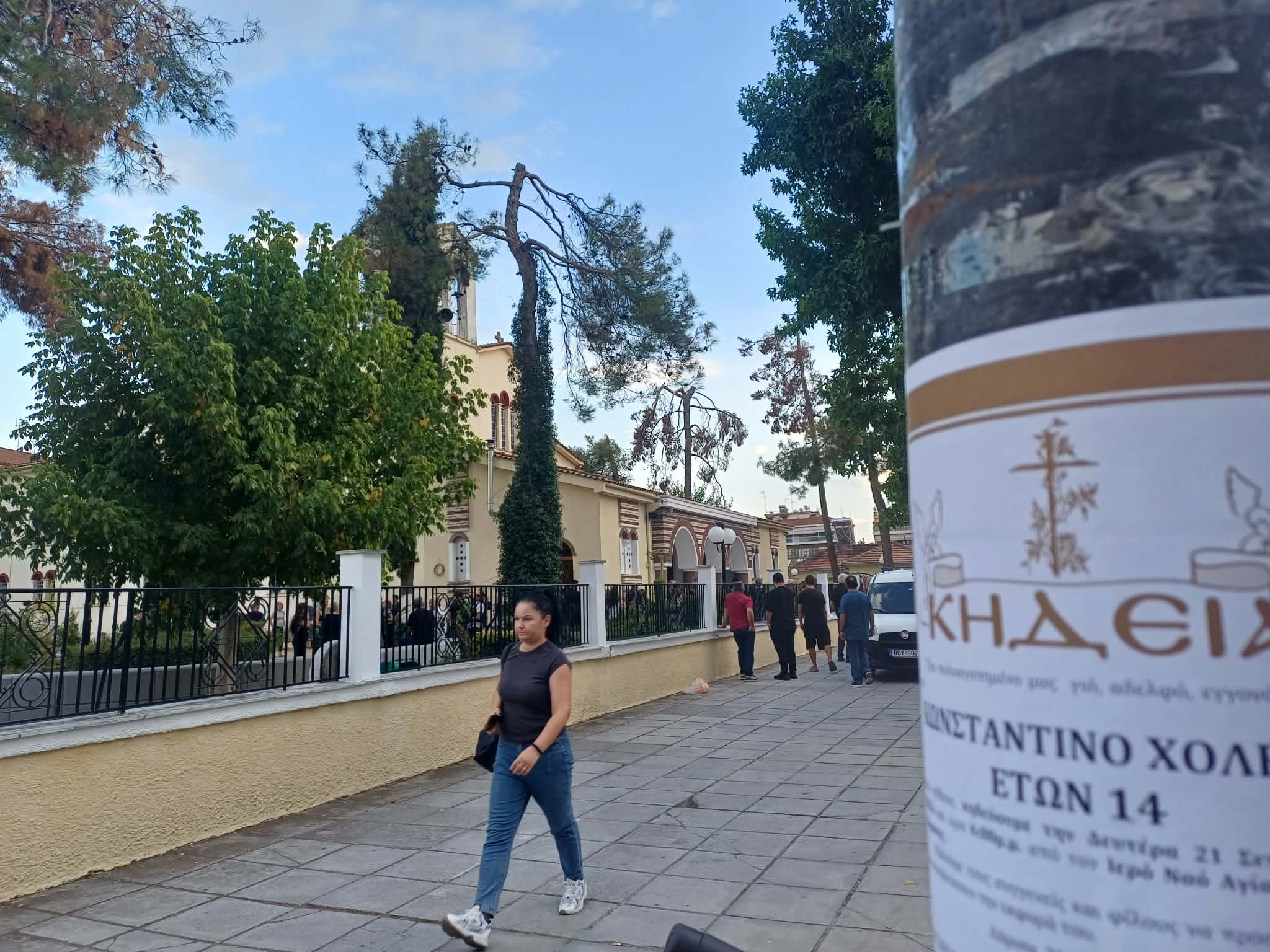 Απέραντη θλίψη το απόγευμα στο τελευταίο «αντίο» για τον 14χρονο Κωνσταντίνο Χολέβα
