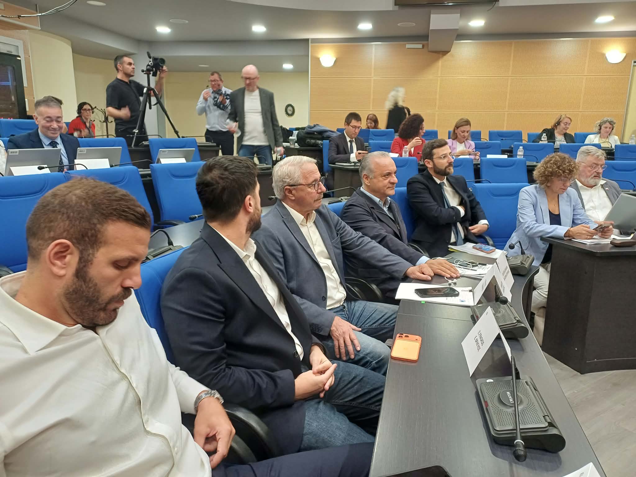 Κλειστή σύσκεψη στην περιφέρεια του Κουρέτα με τους ευρωβουλευτές (ΦΩΤΟ)
