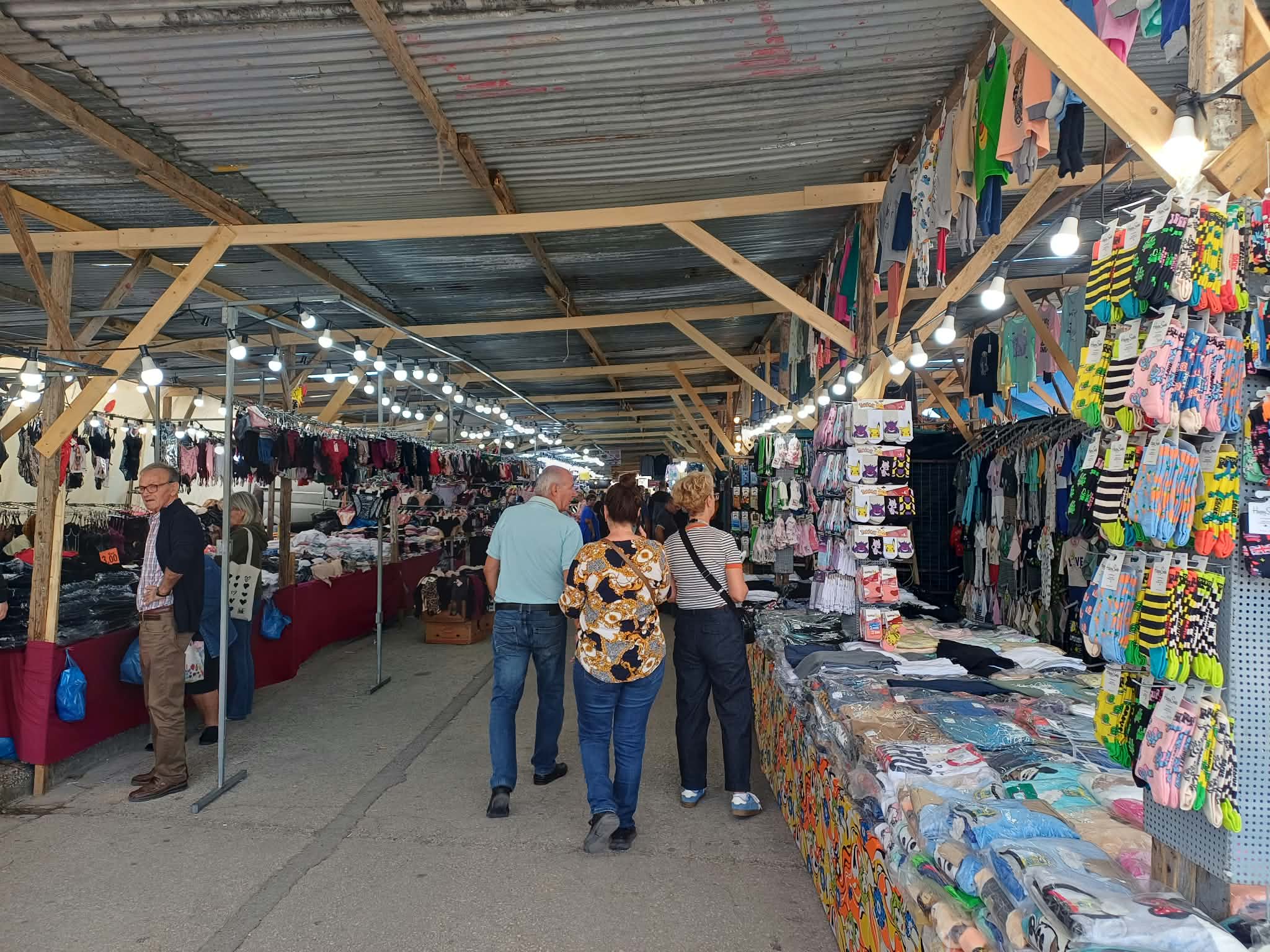 Κοσμοσυρροή στο παζάρι της Λάρισας ακόμη και τις πρωινές ώρες (ΦΩΤΟ)