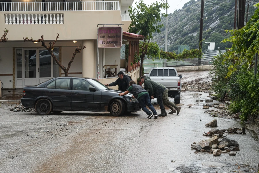 Κρήτη: «Πνίγηκαν» καλλιέργειες και δρόμοι – Μεγάλες καταστροφές και φόβος για νέες πλημμύρες