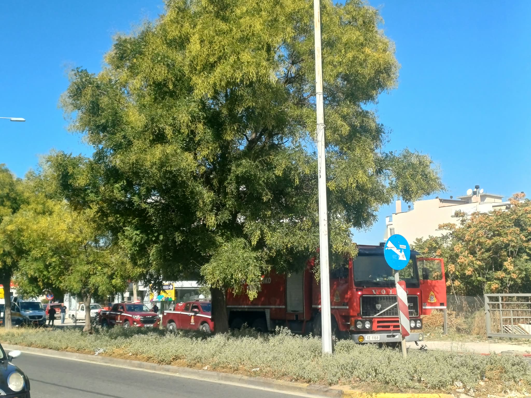 Πανικός  στη Λάρισα  από φωτιά σε συνεργείο υγραεριοκίνησης στην οδό Βόλου – Ακούστηκαν εκρήξεις (ΦΩΤΟ+video)