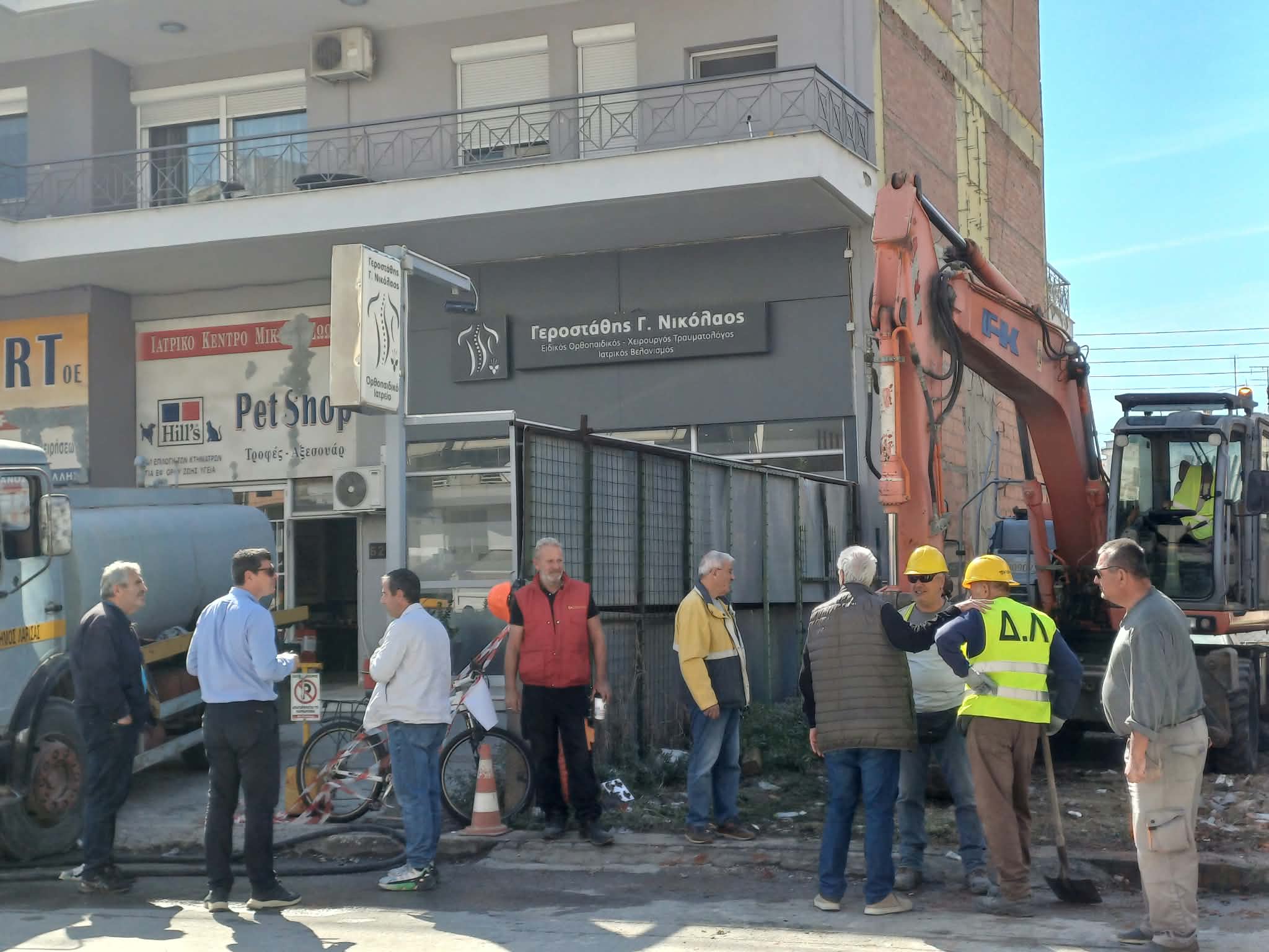 Ξεκίνησαν οι κατεδαφίσεις στην Ηρώων Πολυτεχνείου - Ανοίγει ο δρόμος για το νέο κυκλικό κόμβο (ΦΩΤΟ+video)