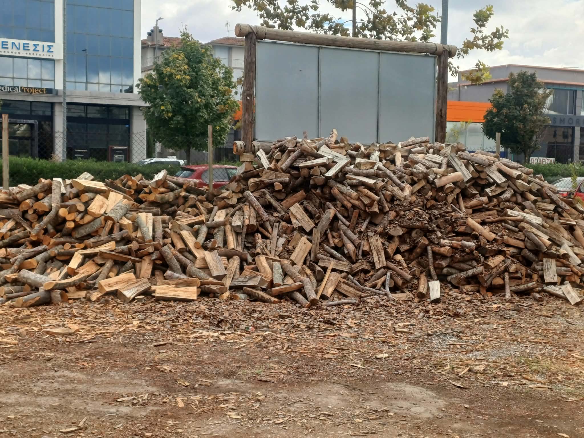 Αυξημένη η ζήτηση για καυσόξυλα στη Λάρισα - Σταθερές οι τιμές σε σχέση με πέρυσι (ΦΩΤΟ)