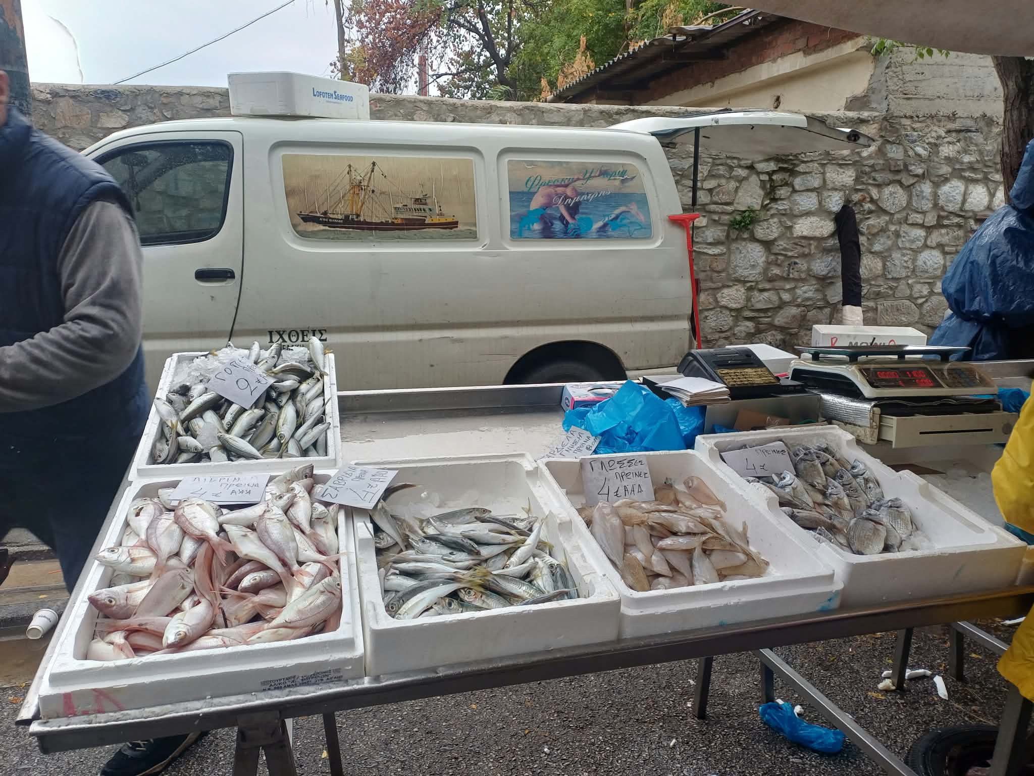 Στο πλευρό των αλιέων οι ιχθυοπώλες των λαϊκών αγορών Λάρισας (ΦΩΤΟ)