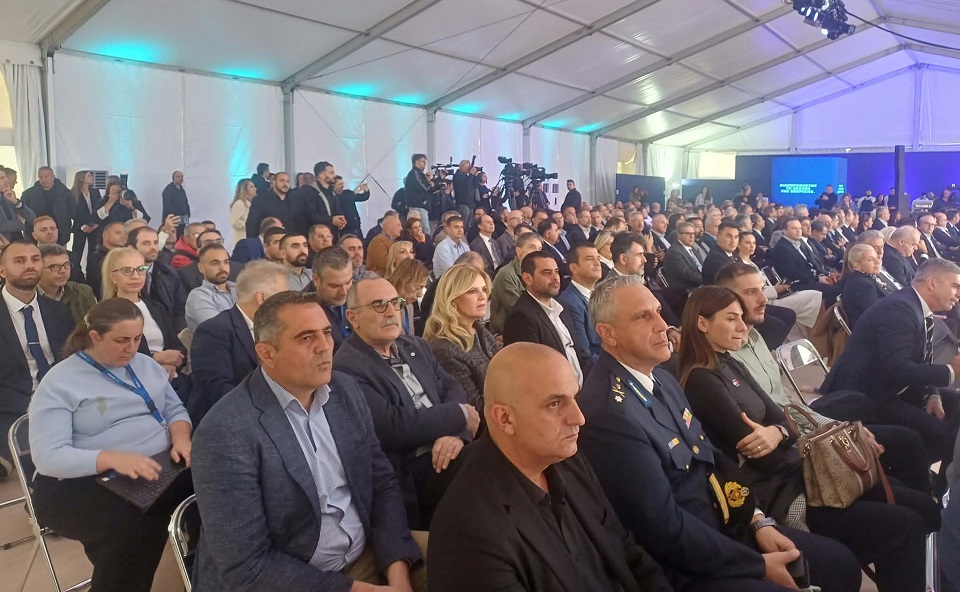 Μητσοτάκης από τη Λάρισα: Καμία χώρα δεν είναι «Γαλατικό Χωριό» μακριά από την παγκόσμια καταιγίδα