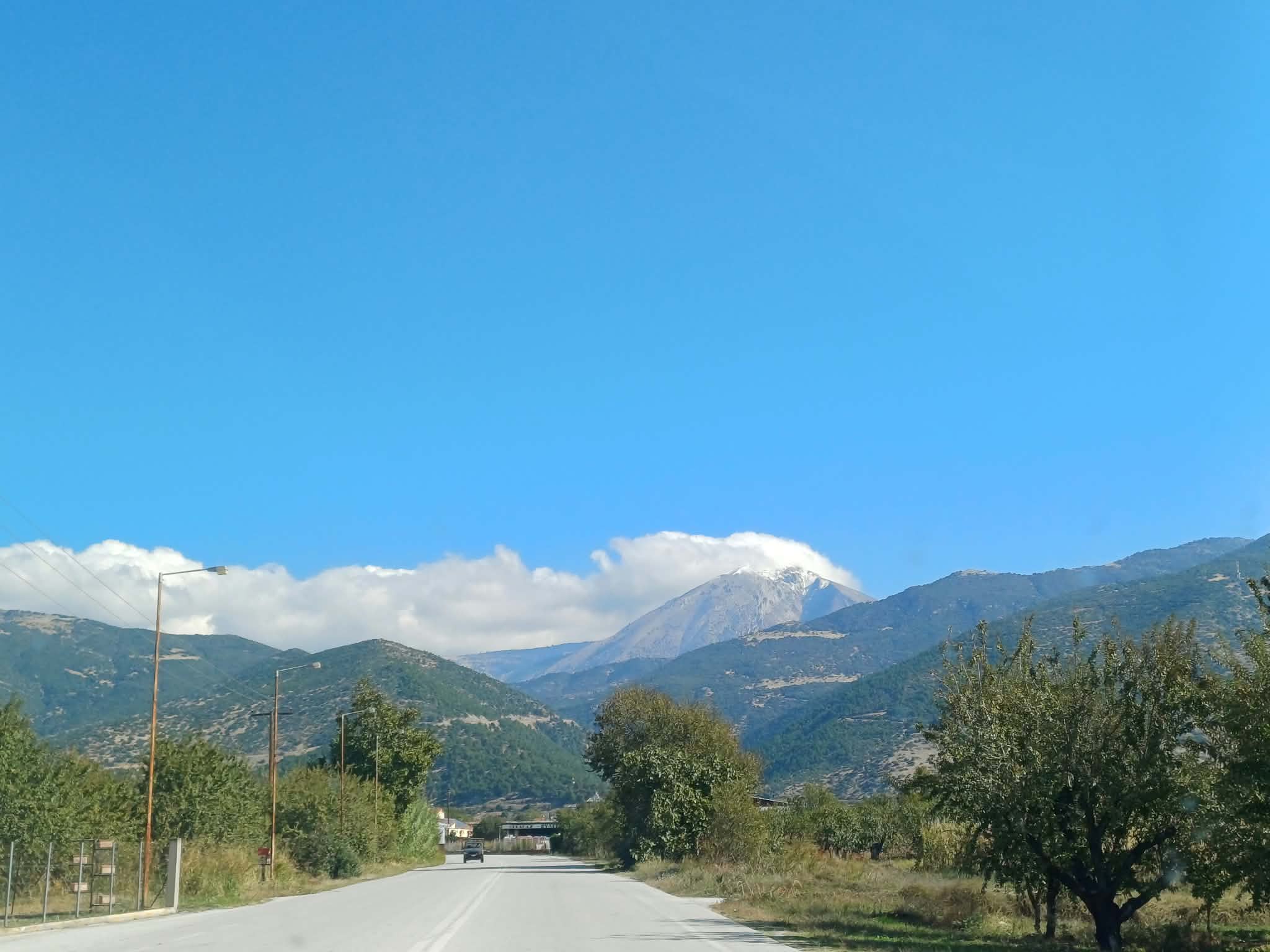 Τα πρώτα χιόνια στον Κίσσαβο – Το βουνό φόρεσε τα λευκά και προμηνύει τον χειμώνα (ΦΩΤΟ)