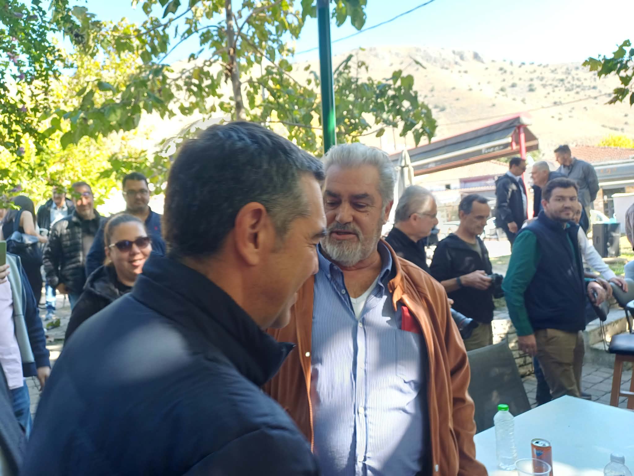 Στη Φαρκαδόνα ο Αλέξης Τσίπρας – Συνάντηση με κατοίκους και αγρότες μετά το Γριζάνο (ΦΩΤΟ+video)