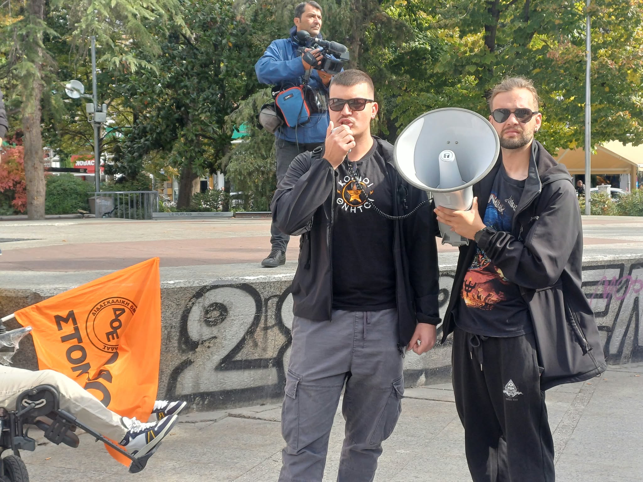 Πανεκπαιδευτικό συλλαλητήριο στην κεντρική πλατεία της Λάρισας με εκπαιδευτικούς, φοιτητές και γονείςς (ΦΩΤΟ+video)