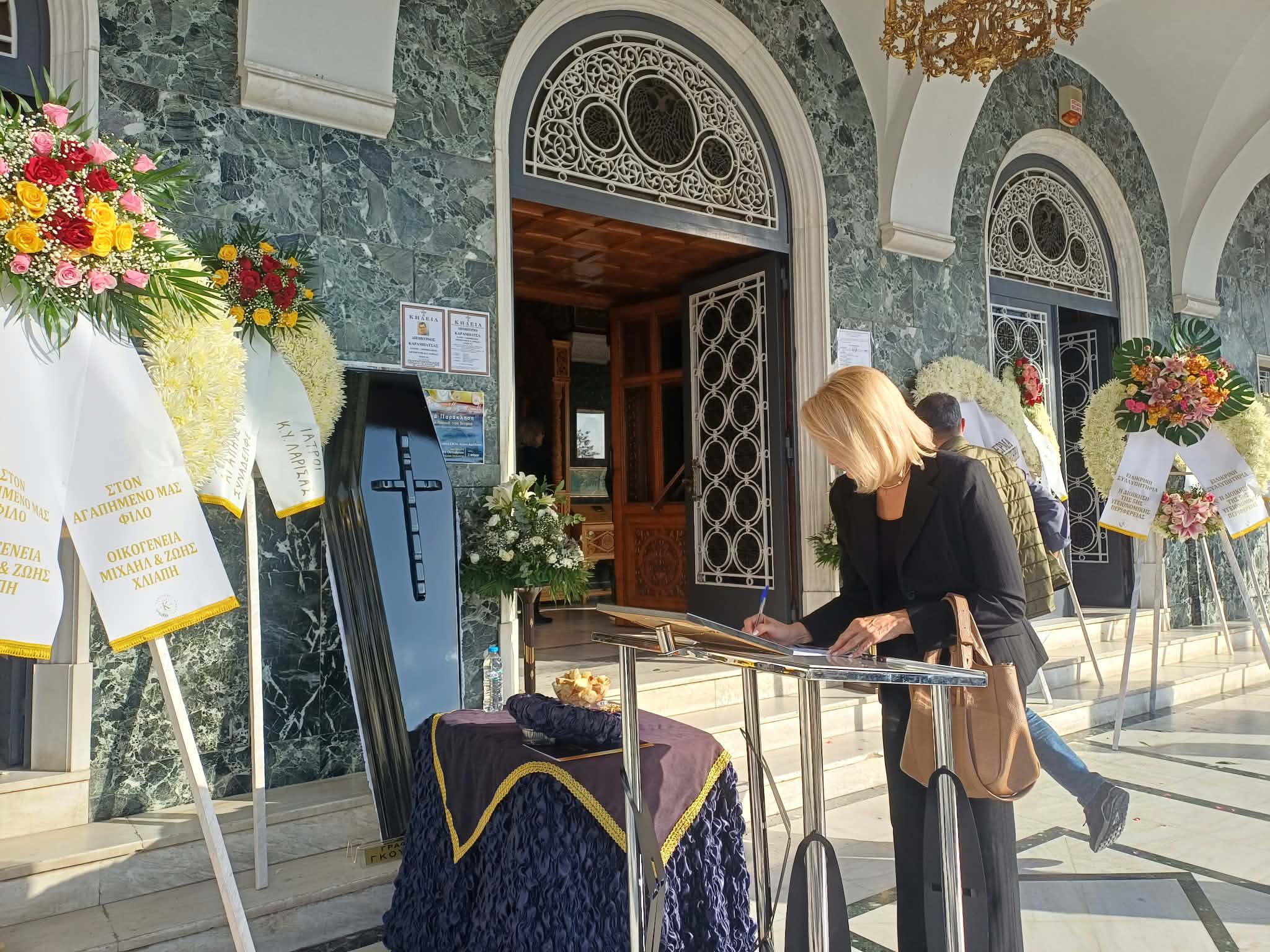 Σε κλίμα βαθιάς οδύνης το τελευταίο αντίο στον Δημήτρη Καραμπάτσα στη Λάρισα (ΦΩΤΟ)