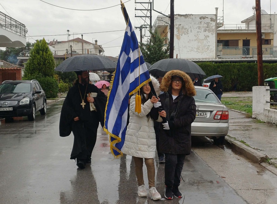Δεν έγινε η παρέλαση στη Γιάννουλη – Δεν πρόλαβε να παρελάσει σημαιοφόρος ο Στέφανος, ο μικρός μαχητής της ζωής (ΦΩΤΟ+video)