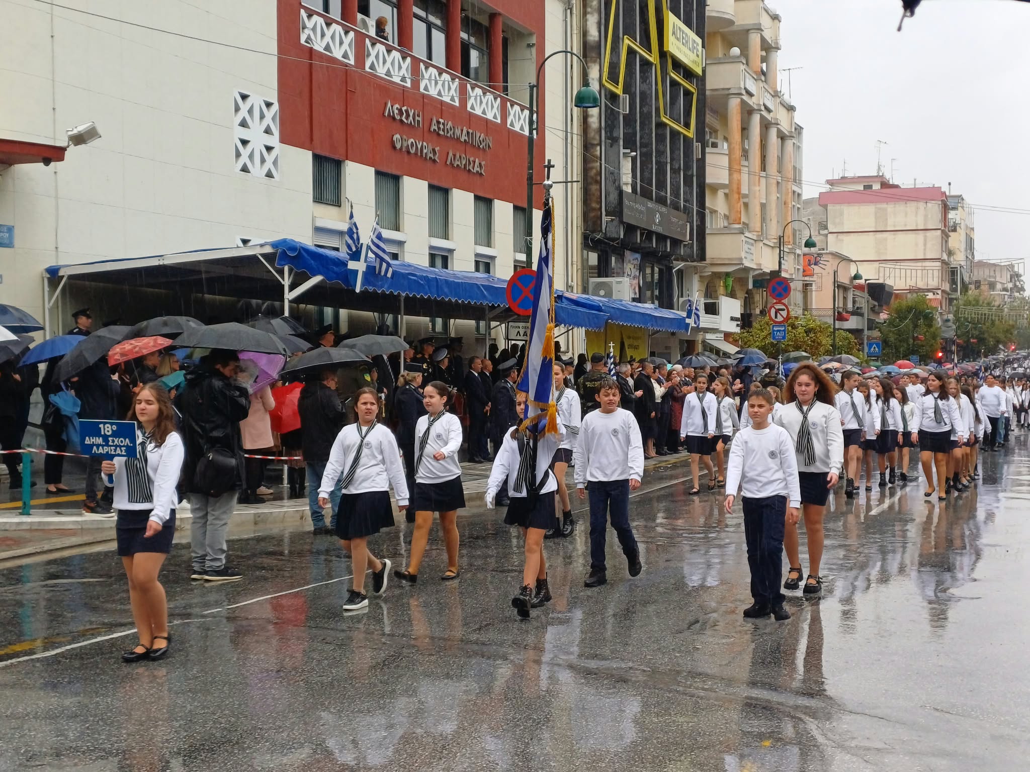 Με ομπρέλες και βροχή, αλλά με υπερηφάνεια η παρέλαση στη Λάρισα για την 28η Οκτωβρίου (ΦΩΤΟ +video)