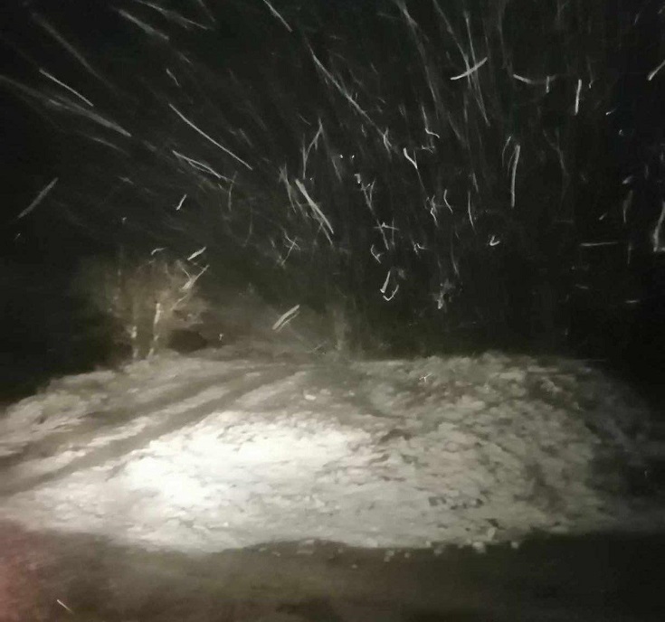 Χιόνια στην ορεινή Ελασσόνα, χαλάζι στα Φάρσαλα βροχή στη Λάρισα, πτώση δέντρων στον Τύρναβο! (ΦΩΤΟ+video)