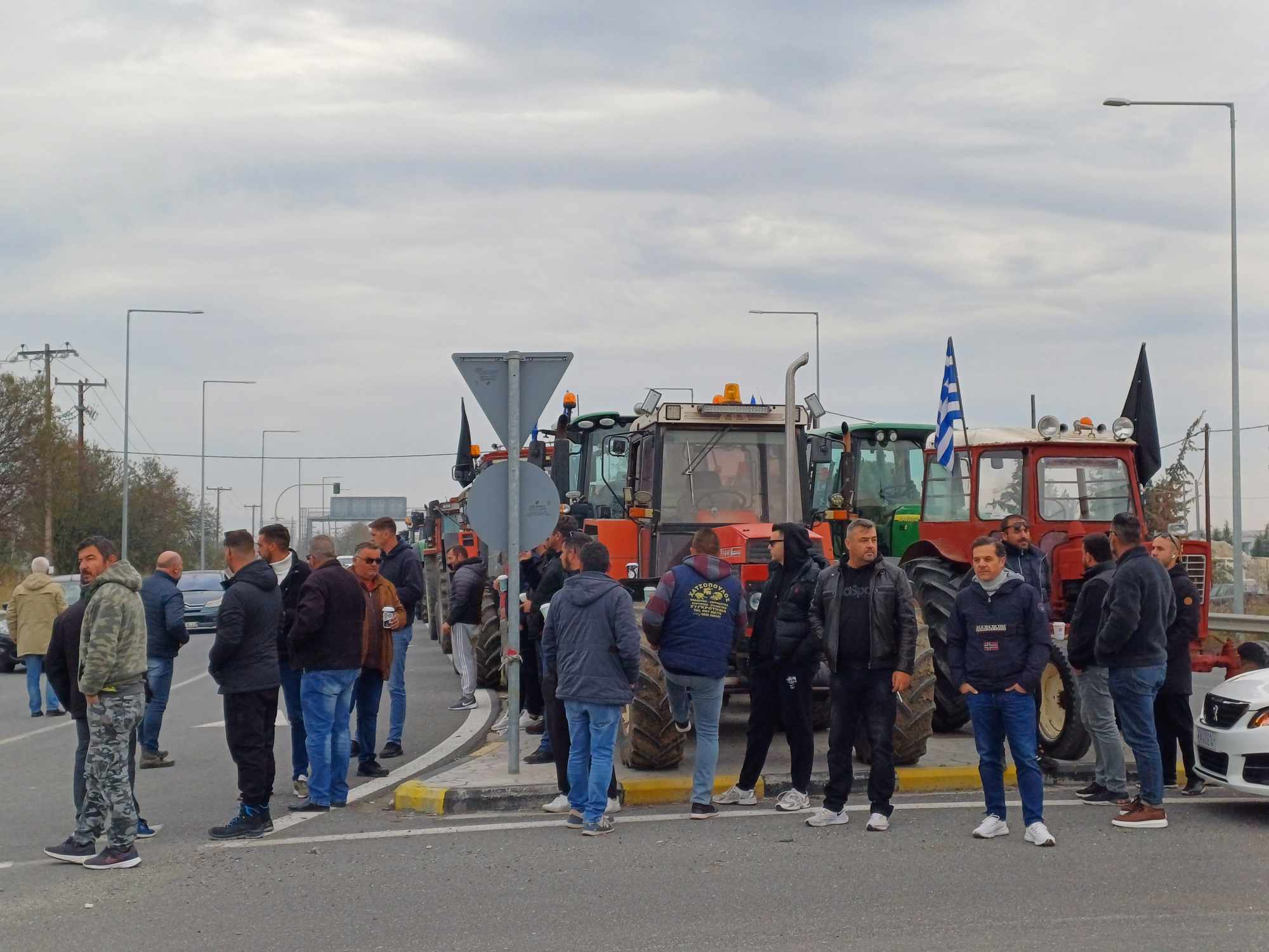 Παραμένουν στον κόμβο Πλατυκάμπου με τα τρακτερ οι αγρότες μέχρι να συναντηθούν με κλιμάκιο υπουργών (ΦΩΤΟ+video)