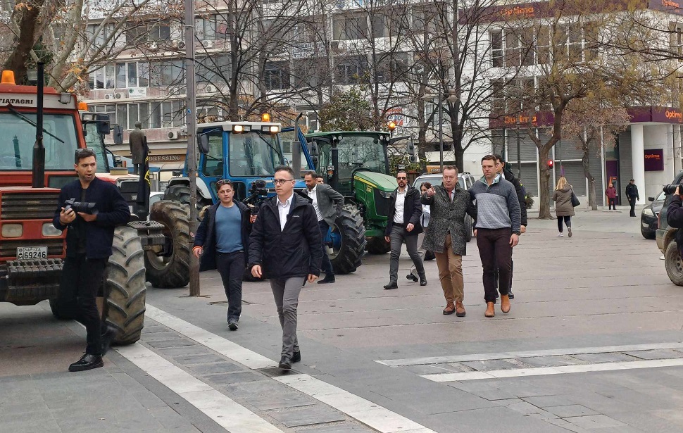 Ανέβηκε σε τρακτερ στη Λάρισα ο Κασσελάκης- «να δώσει αφορολόγητο πετρέλαιο και ρεύμα στους αγρότες η κυβέρνηση» (ΦΩΤΟ)