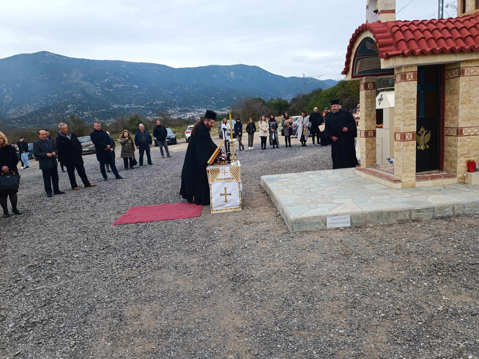 Ράγισαν και οι πέτρες στο ετήσιο μνημόσυνο για τους 57 νεκρούς των Τεμπών (ΦΩΤΟ)