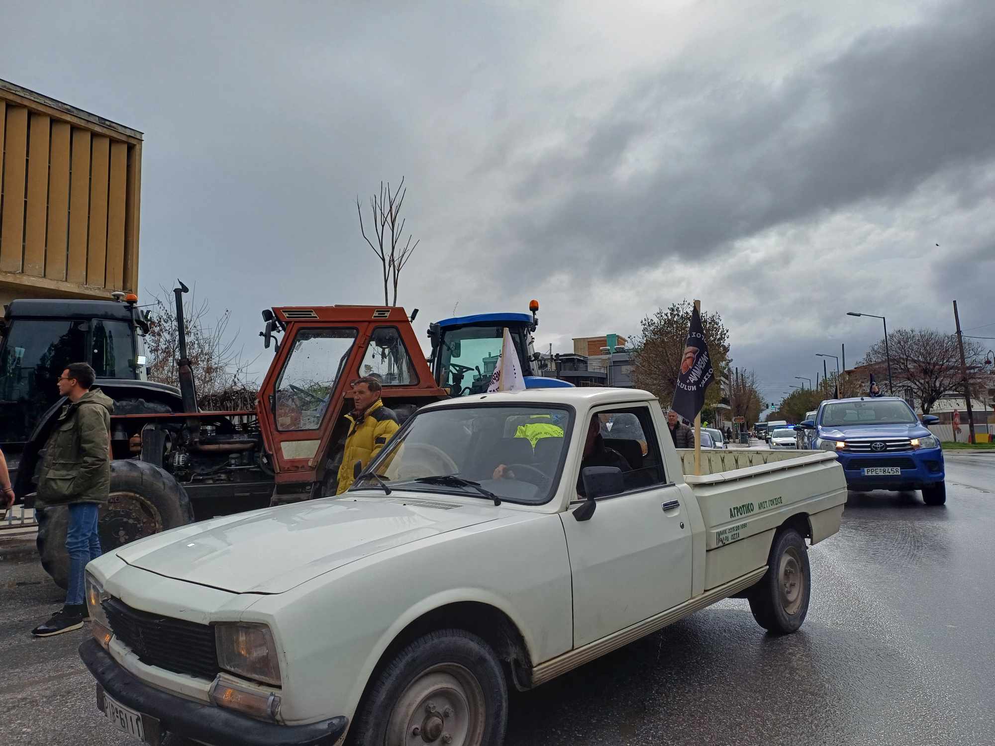 Απέκλεισαν το τελωνείο Λάρισας με τρακτερ οι αγρότες από το μπλόκο Πλατυκάμπου (φωτο+βίντεο)