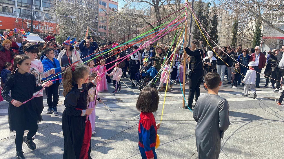 «Έπλεξαν» το Γαϊτανάκι στην Κεντρική πλατεία της Λάρισας (ΦΩΤΟ)