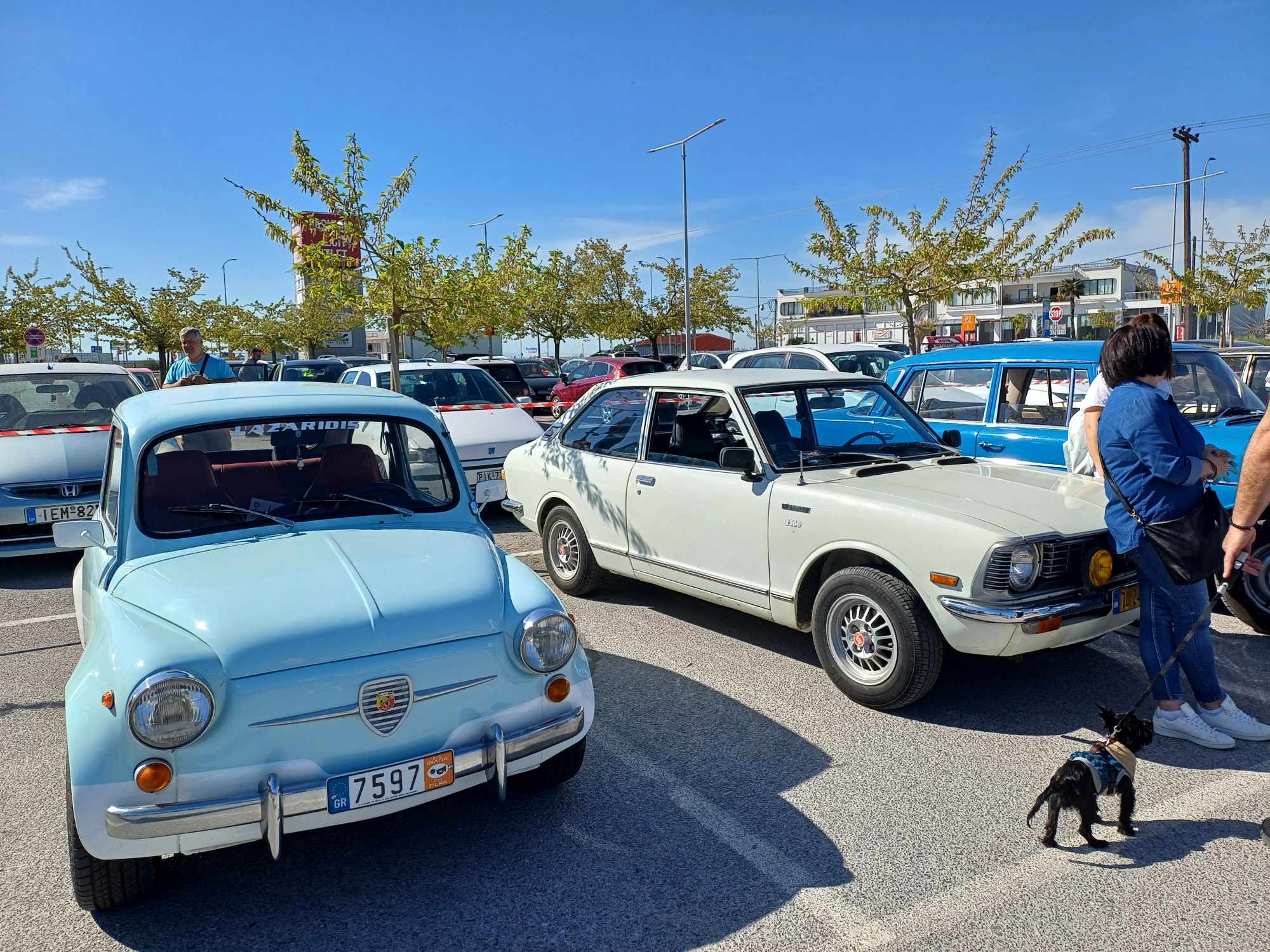 Απίστευτες εικόνες στη Λάρισα: Γέμισε κλασικά αυτοκίνητα και μοτοσυκλέτες το Fashion City Outlet (ΦΩΤΟ)