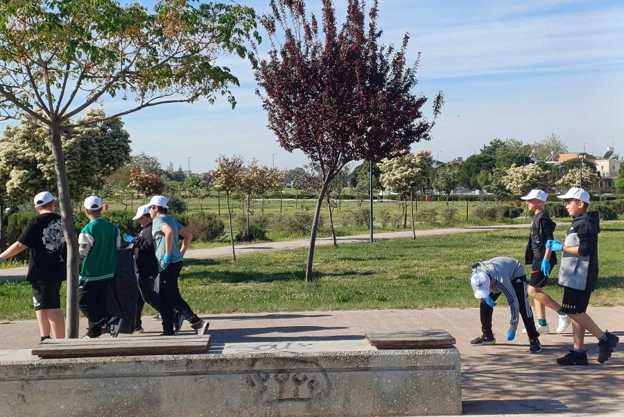 «Let’s do it, Larissa»: Εθελοντική δράση μαθητών σε Χατζηχαλάρ και Γιάννουλη για τον καθαρισμό των πάρκων (ΦΩΤΟ)