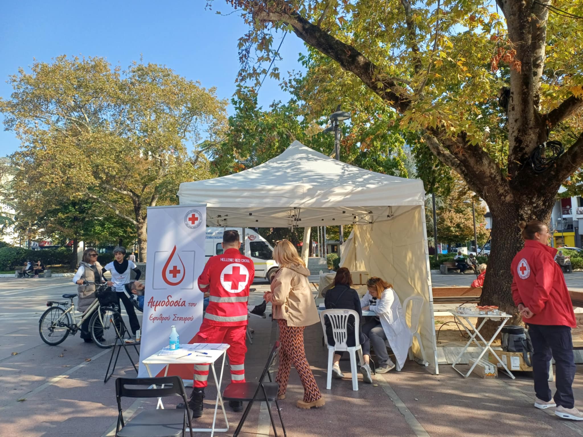 Εθελοντική αιμοδοσία ΕΕΣ στην κεντρική πλατεία της Λάρισας (ΦΩΤΟ)
