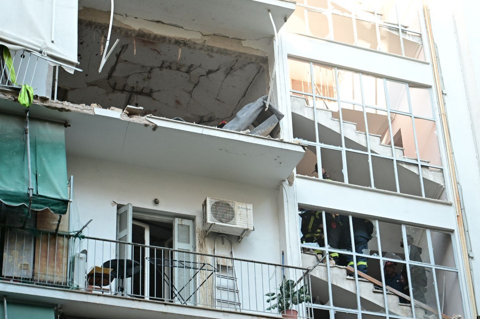 Με άρωμα τρομοκρατίας η έκρηξη στο διαμέρισμα στους Αμπελόκηπους -Έφτιαχναν εκρηκτικό μηχανισμό, βρέθηκε όπλο