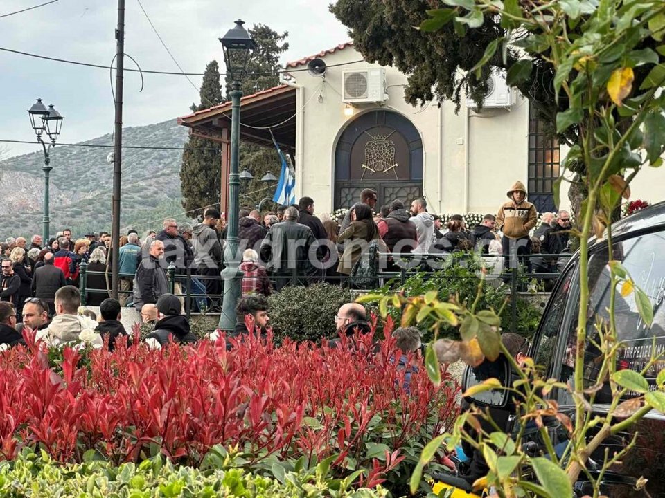 Βόλος: Θλίψη στην κηδεία του ζευγαριού -Εξετάζονται από τις Αρχές όλα τα δεδομένα για το θανατηφόρο τροχαίο