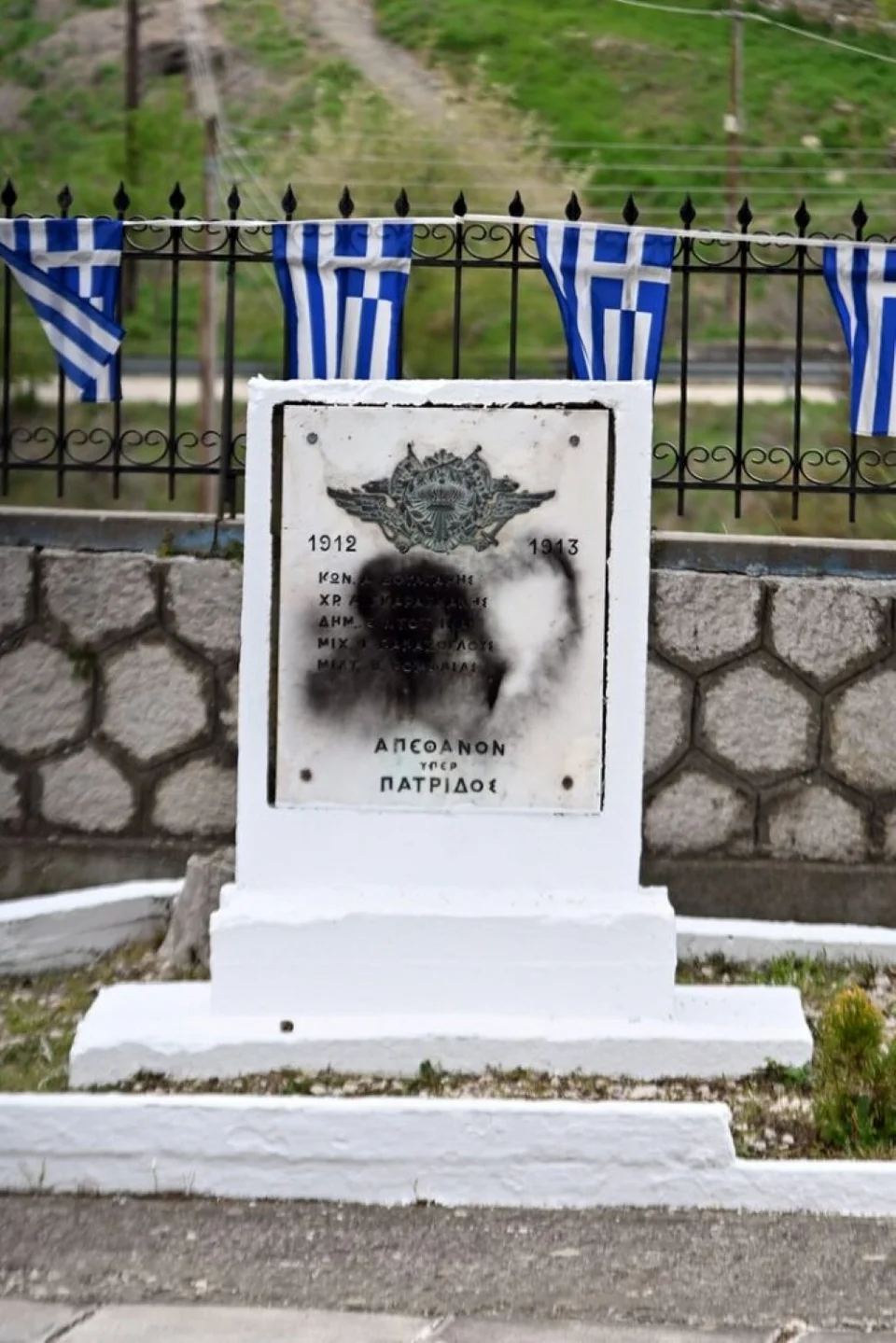 Άγνωστοι βανδάλισαν το Μνημείο Ηρώων στον Δομοκό -Αναζητούνται από τις Αρχές [εικόνες]