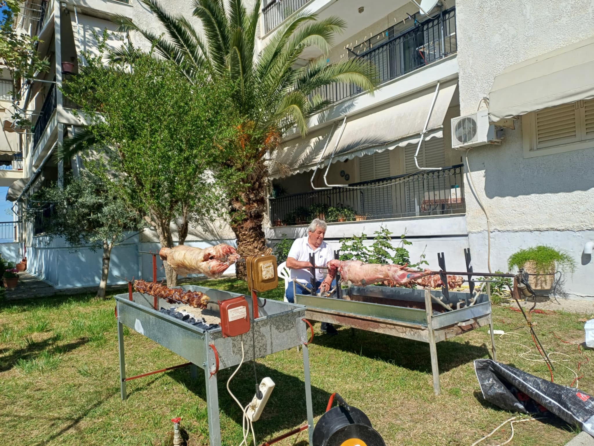 Πήραν φωτιά οι σούβλες στις γειτονιές της Λάρισας ΦΩΤΟ