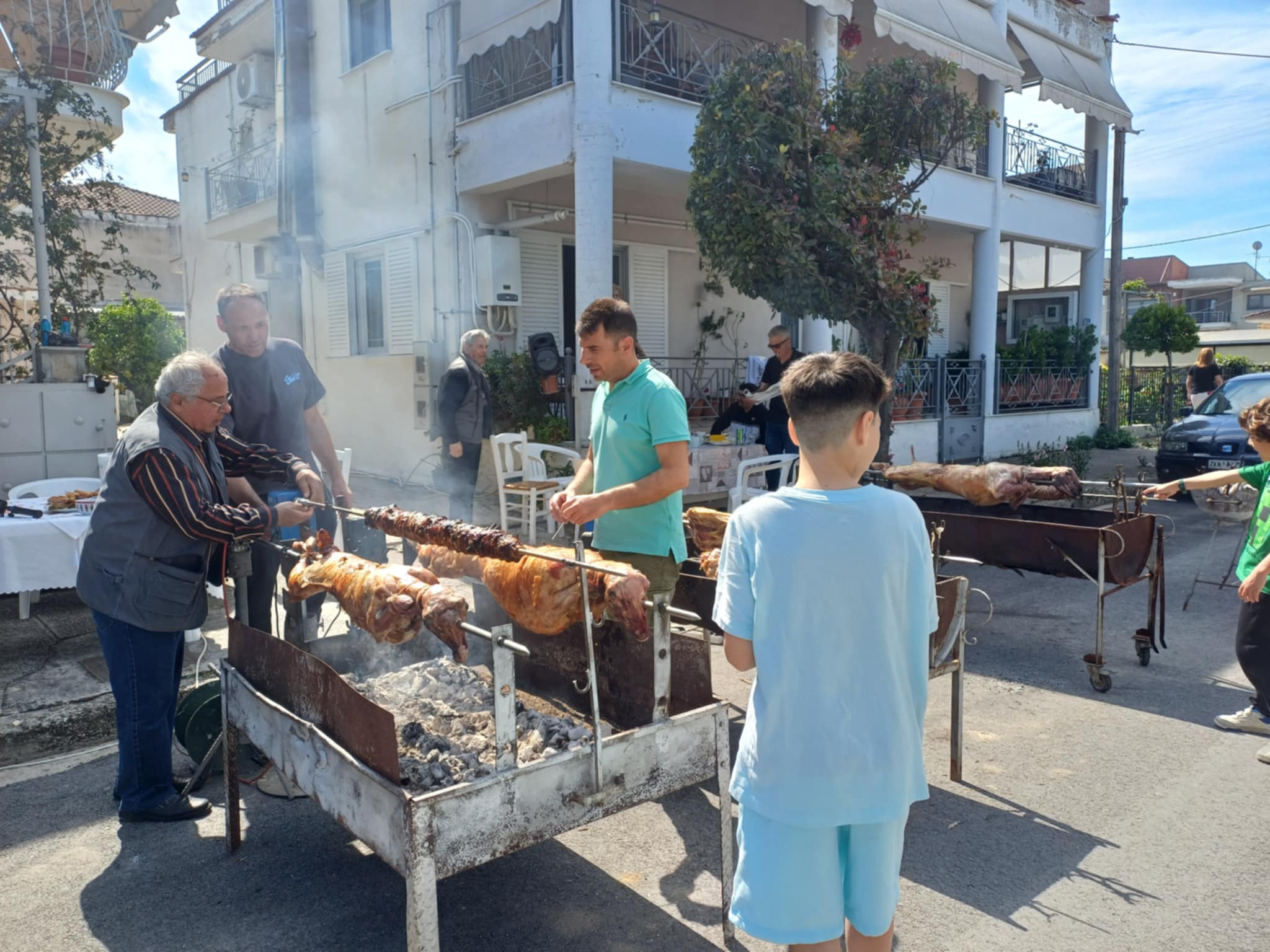 Πασχαλινό οικογενειακό γλέντι στη Γιάννουλη με αρνί, κοκορέτσι και χορό (ΦΩΤΟ-ΒΙΙΝΤΕΟ)