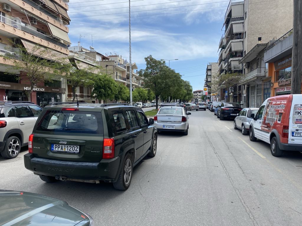 Πάνε παράλια οι Λαρισαίοι να ...πιάσουν το Μάη - μποτιλιάρισμα στην Ηρώων Πολυτεχνείου (ΦΩΤΟ)