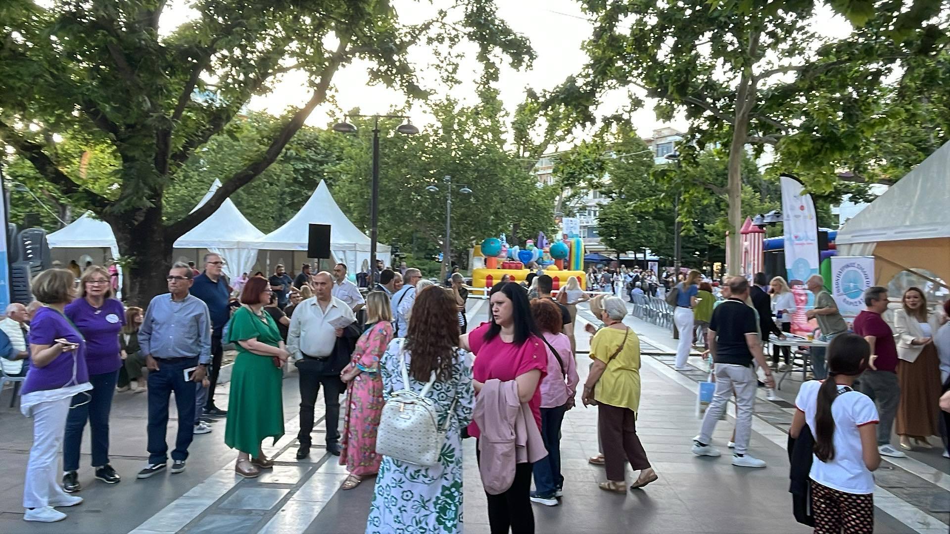 Ξεκίνησε το φεστιβάλ υγείας, πρόληψης και αλληλεγγύης «Όλοι μαζί μια αγκαλιά» για τη Λάρισα