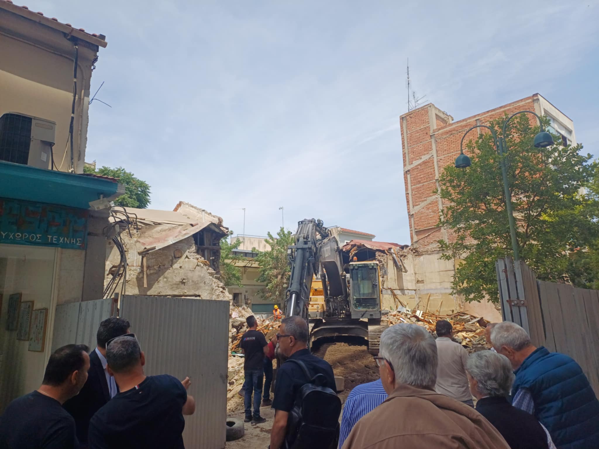 Συνεχίζεται η κατεδάφιση των κτιρίων μπροστά από το αρχαίο θέατρο Λάρισας (ΦΩΤΟ+video)