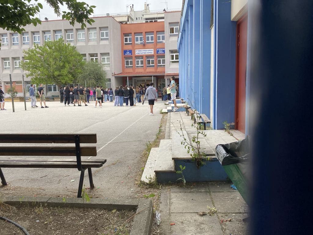 Πρεμιέρα στις πανελλαδικές: Δεκάδες γονείς έξω το 5ο Λύκειο Λάρισας(ΦΩTO)