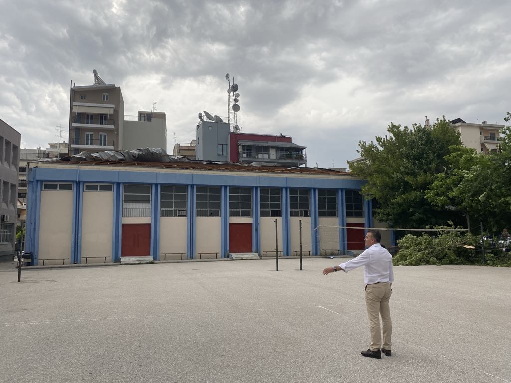 Ανεμοστρόβιλος ξήλωσε τη στέγη από το 5ο Λύκειο στη Λάρισα -Δείτε εικόνες