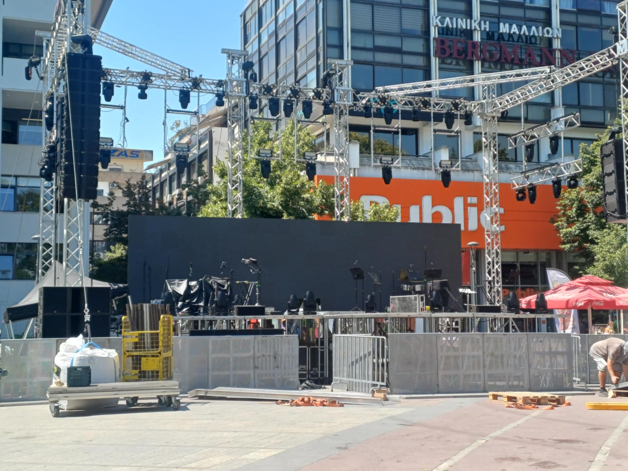 Όλα έτοιμα για την αποψινή συναυλία του Σάκη Ρουβά και την έναρξη του  Larissa Coffe Show (ΦΩΤΟ)