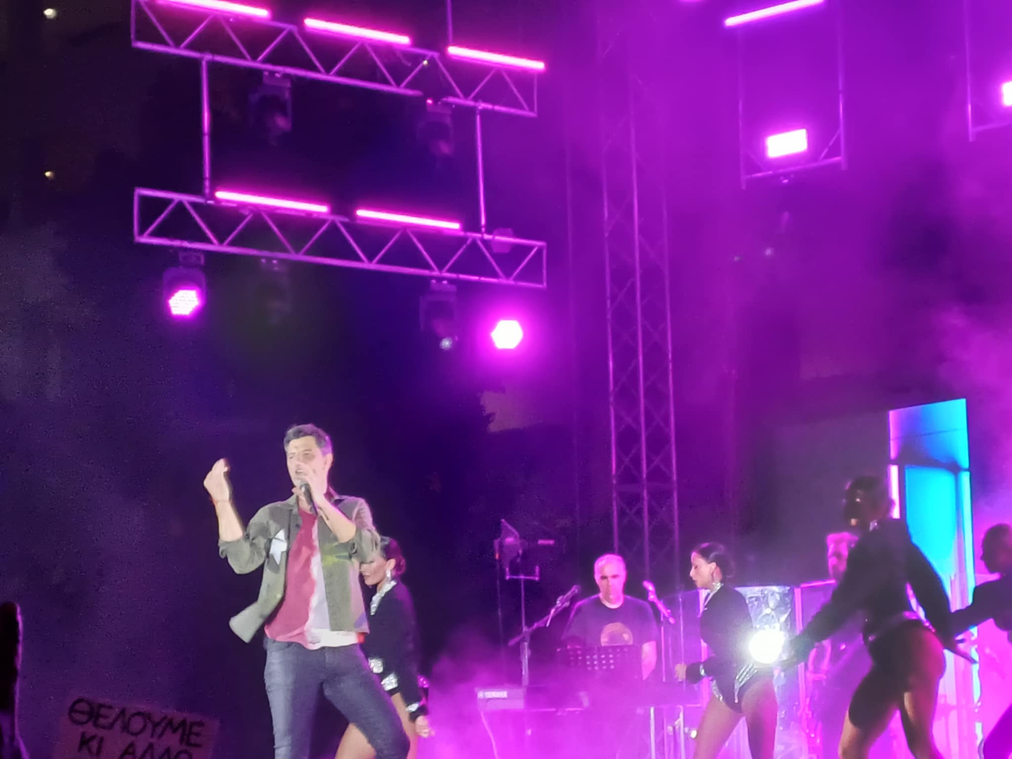 Ξεσήκωσε τη Λάρισα απόψε ο Σάκης Ρουβάς στην έναρξη του Larissa Coffe Show (ΦΩΤΟ+video)