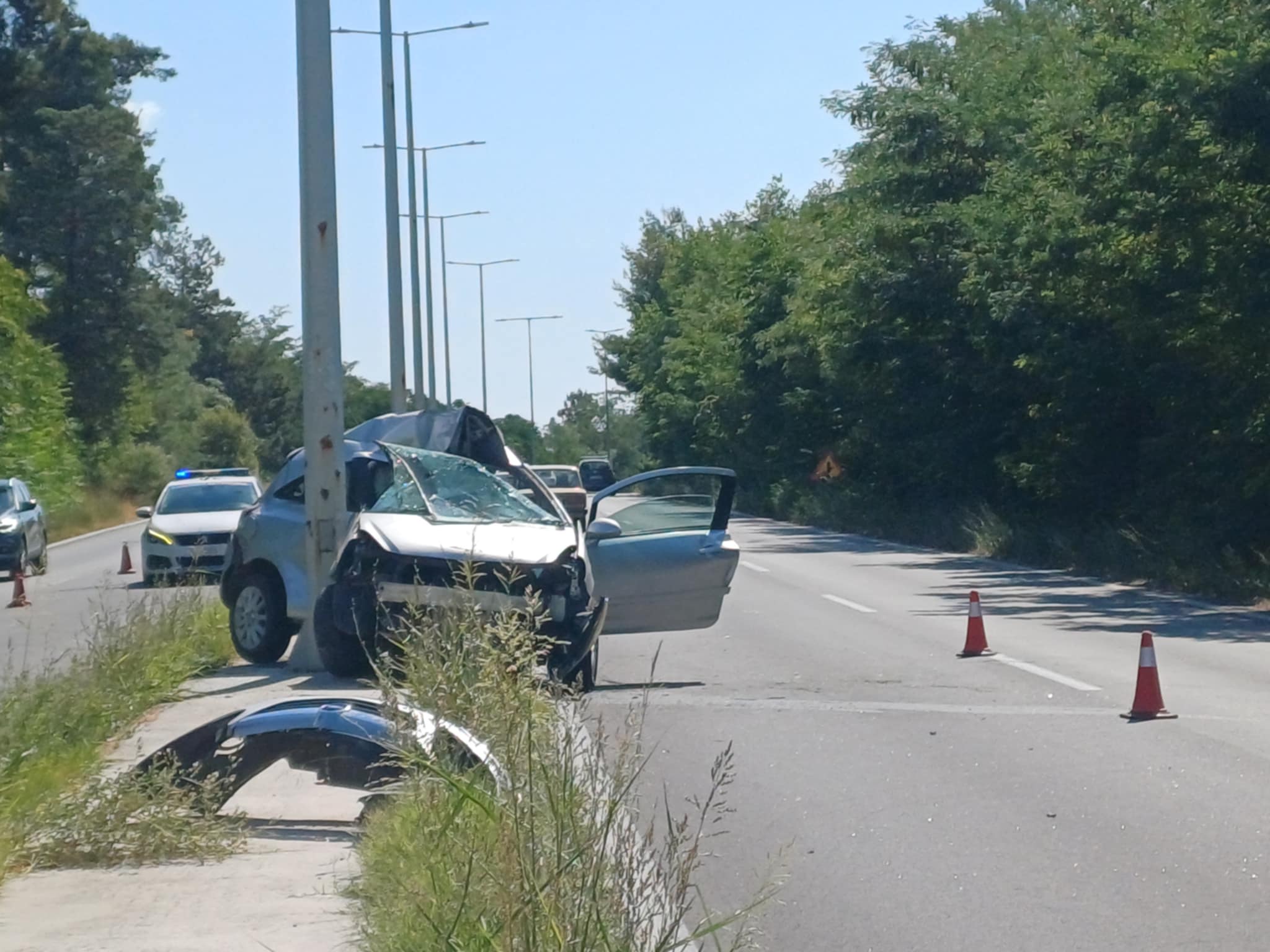Τραγωδία λίγο εξω από τη Λάρισα: Νεκρή οδηγός-το αυτοκίνητό της έπεσε σε κολόνα (ΦΩΤΟ)