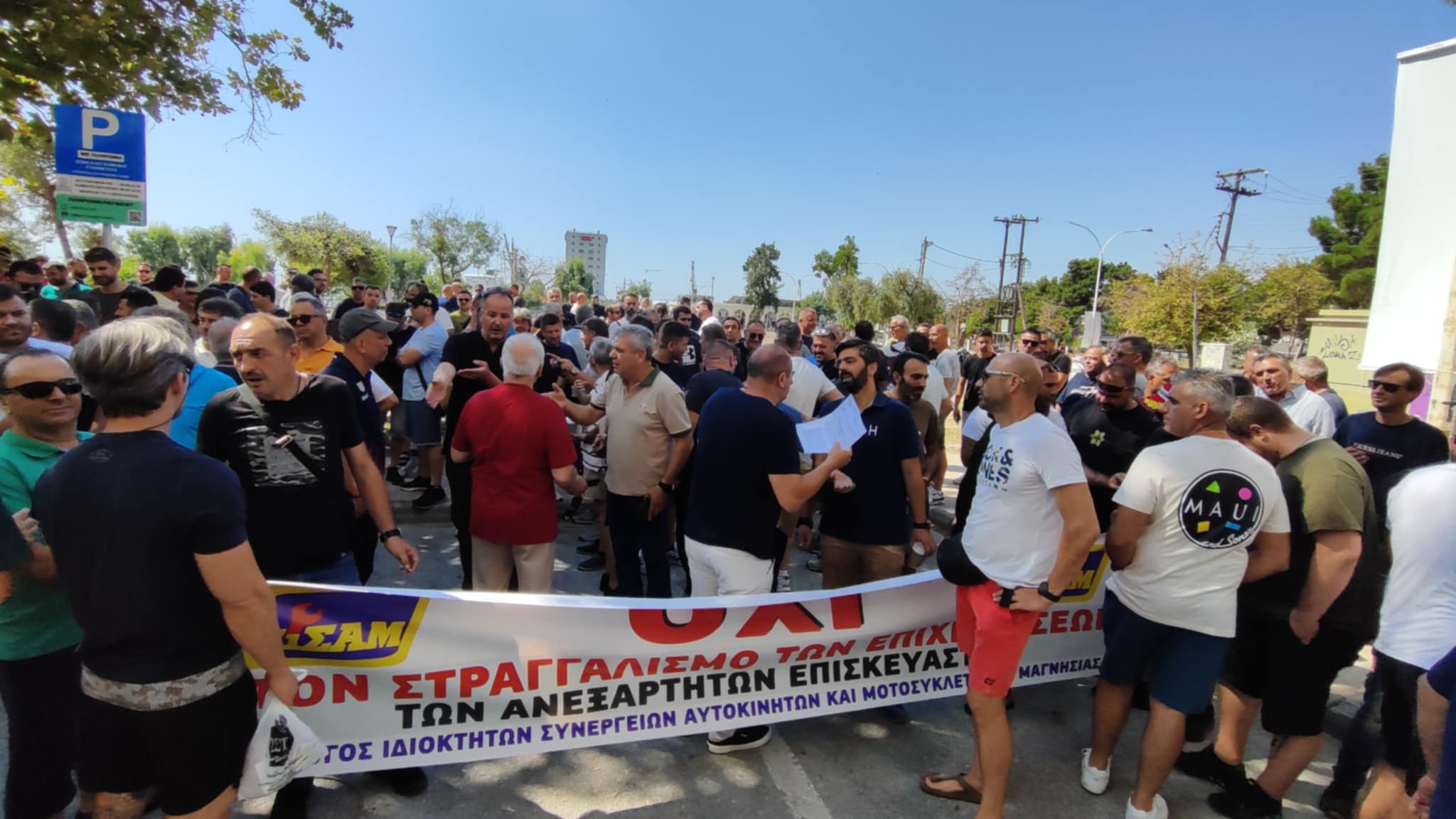 Πολιορκούν τη ΔΟΥ Βόλου οι ιδιοκτήτες συνεργείων που αντιδρούν στο ψηφιακό πελατολόγιο (ΦΩΤΟ)
