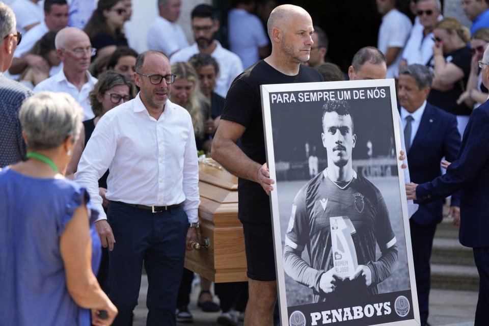 Ράγισαν καρδιές στην κηδεία του Ντιόγκο Ζότα -Σήκωσε το φέρετρο η σύζυγός του, λύγισαν οι συμπαίκτες του